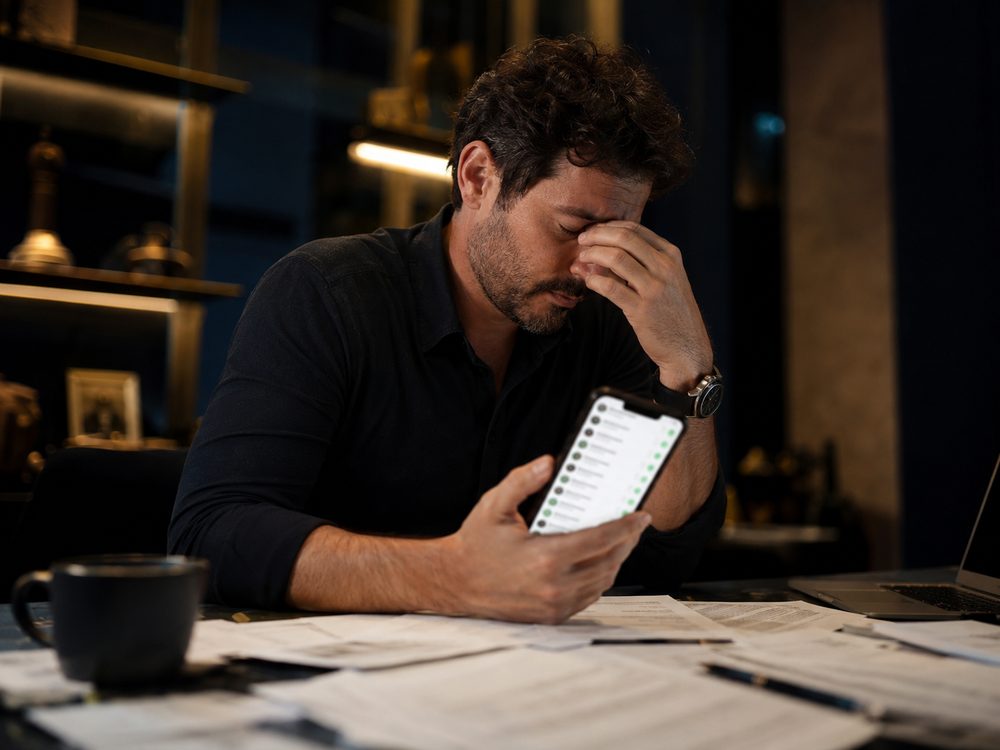 Dono de empresa com o celular tocando sem parar