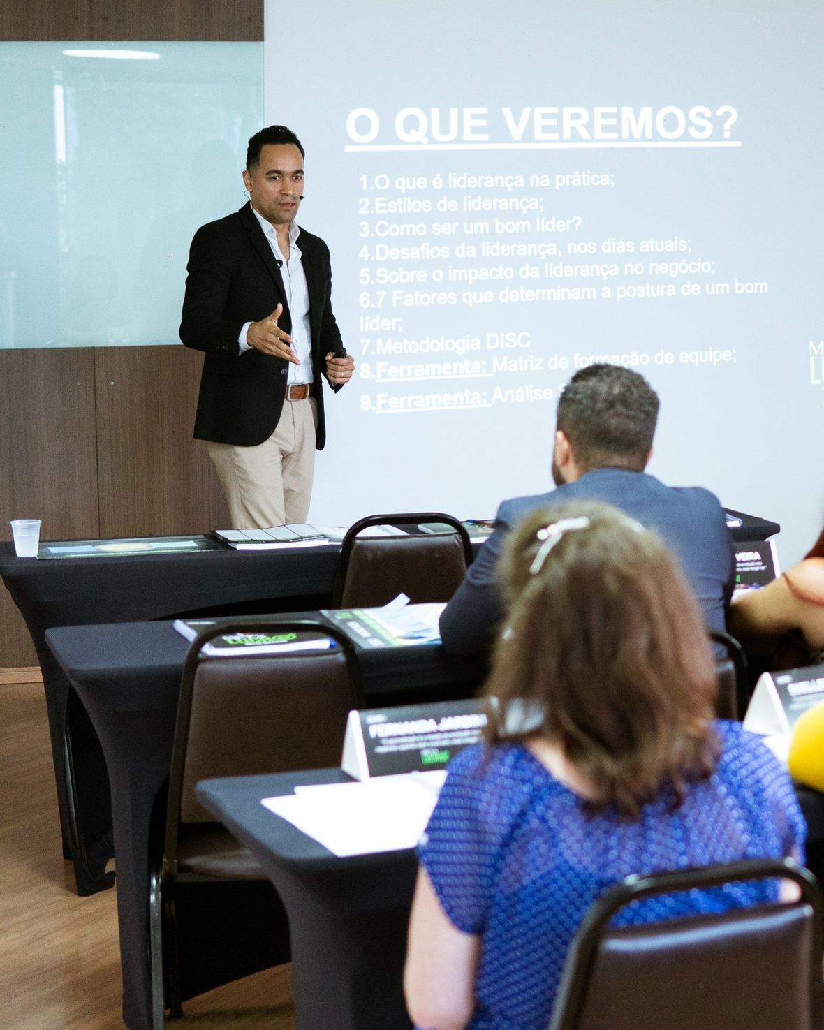 Thiago Ryque apresentando um treinamento de liderança para uma turma de gestores